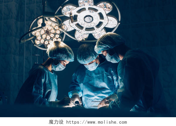 医生团队在手术室里做手术医生看诊病人外科医生手术